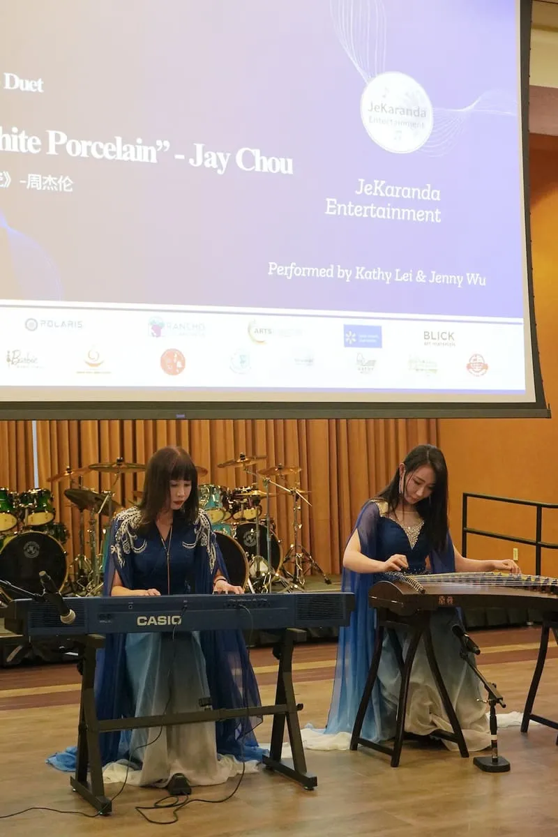A piano and guzheng duo plays “White Porcelain” by Jay Chou.